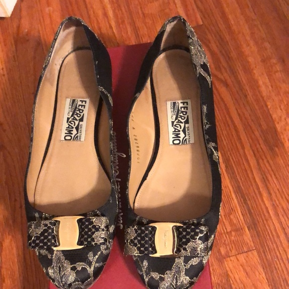 Ferragamo Tarita black and gold flats - Picture 2 of 5